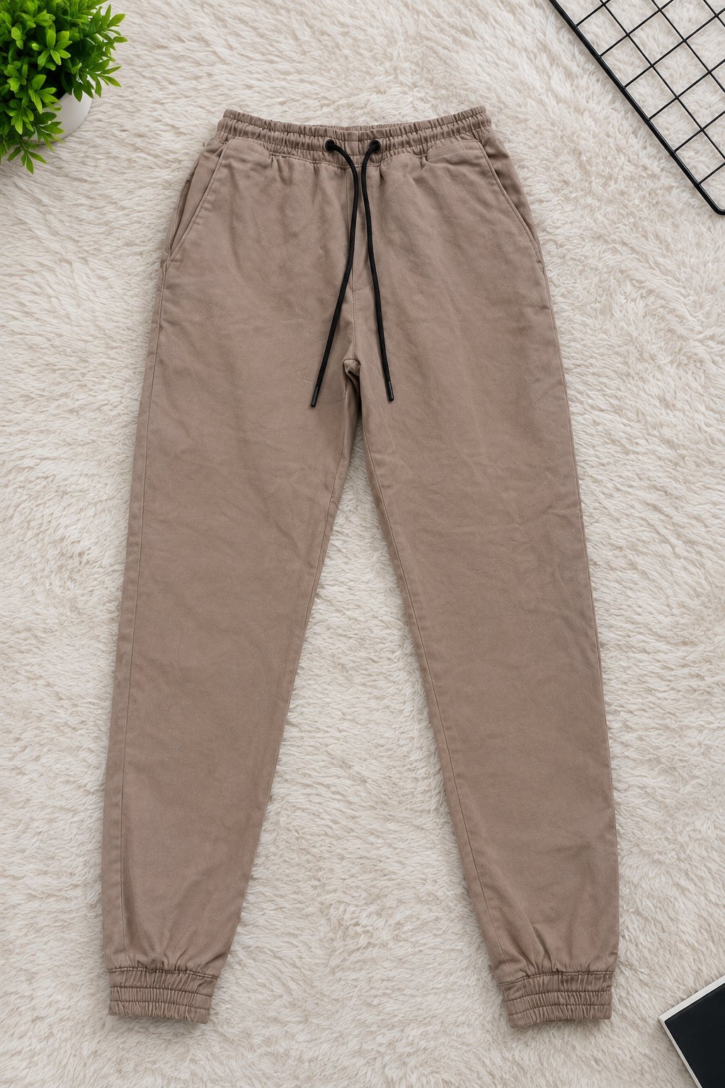 Pantalon jogger Bershka 🤎 — coupe confortable, taille élastique avec cordon et poches latérales.