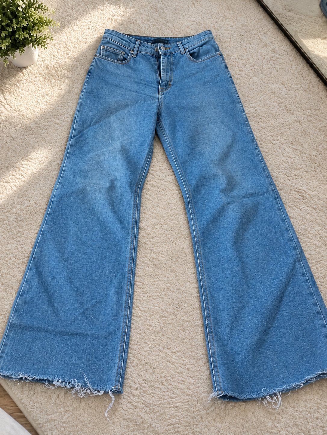 Jean ZARA original – Bleu clair – Taille 36 (S/M) – Coupe wide leg évasée – Bas effiloché – Made in Tunisia – Bon état.