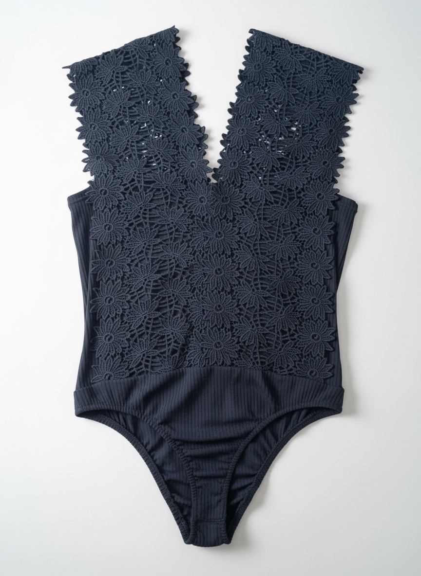 Pull noir avec dentelle 