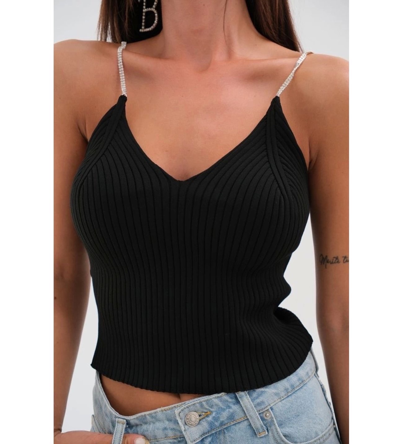Crop top noir avec des bretelles étincelantes ornées de strass