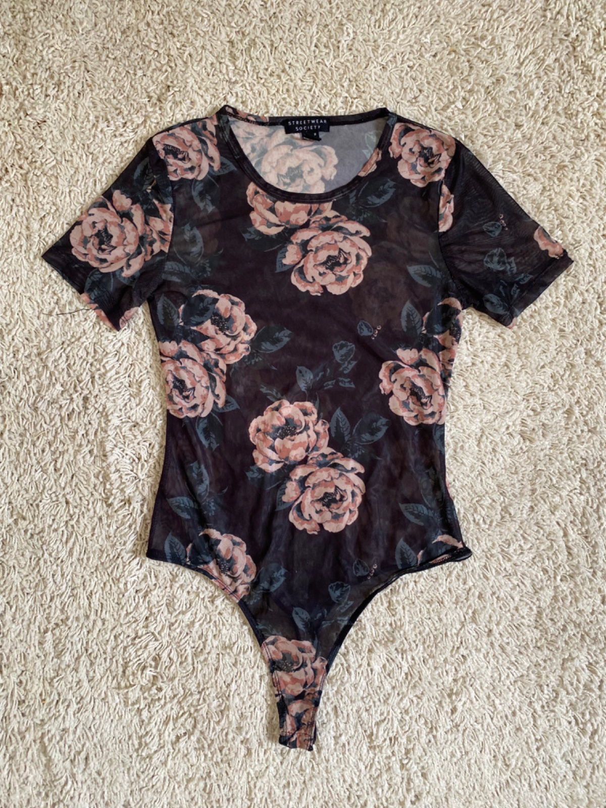 Pull noir avec fleurs 