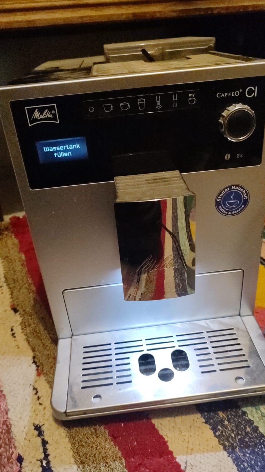 Machine à café automatique à grains argentée. Machine à café en parfait état de fonctionnement.