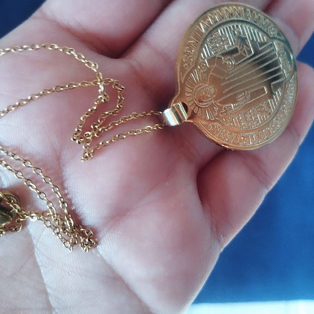 Collier Médaillon Saint Benoît en Acier Inoxydable Doré