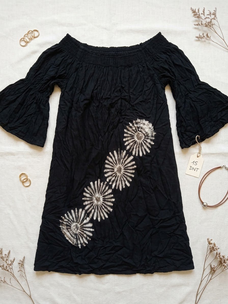Robe noir avec des circles blanc