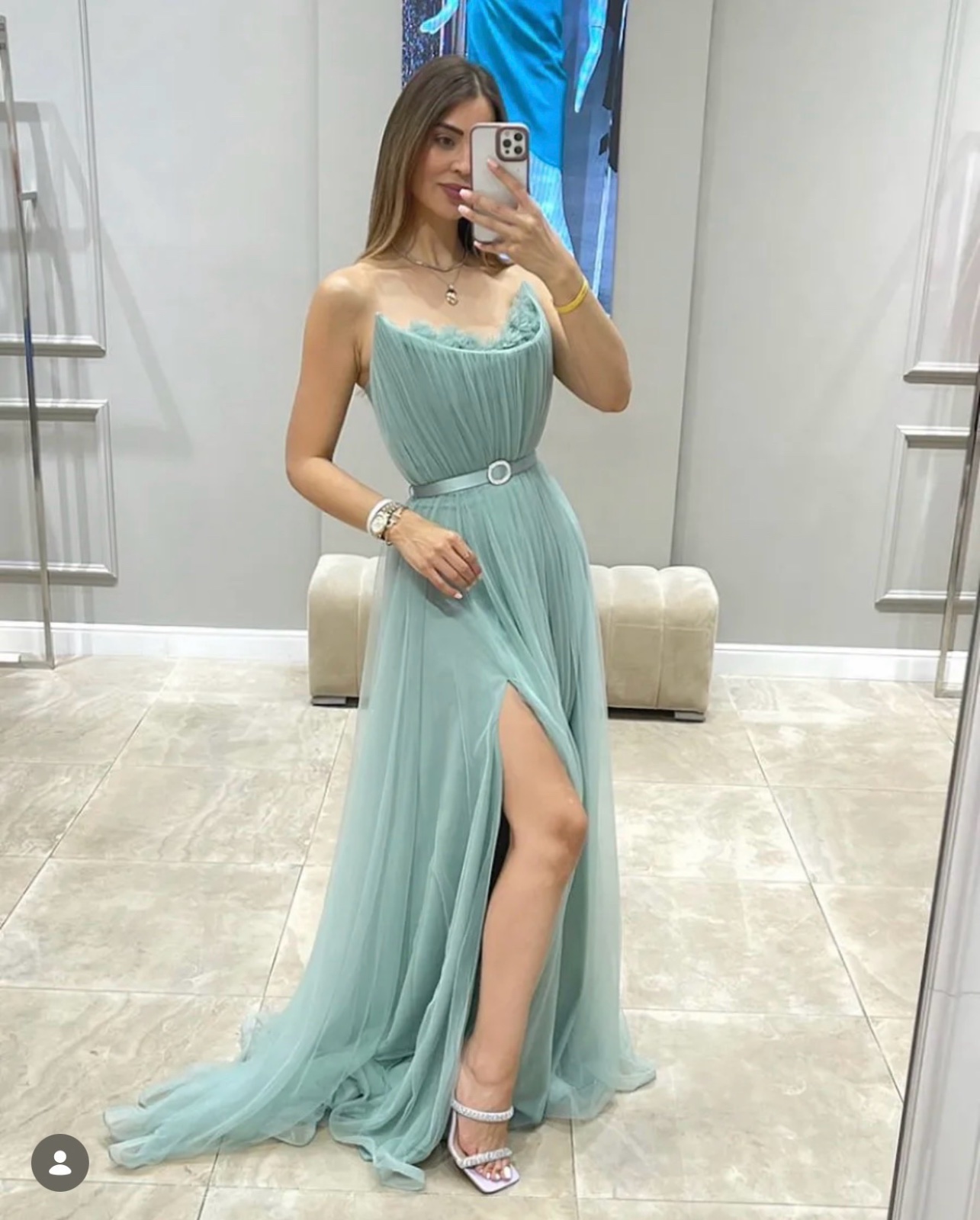 Robe de soirée longue plissée vert d’eau élégante 