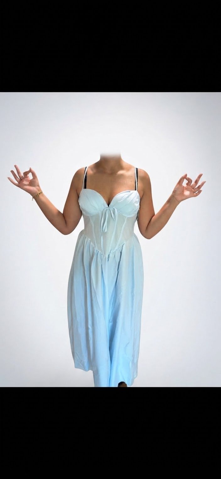 Jolie robe en bleu ciel 