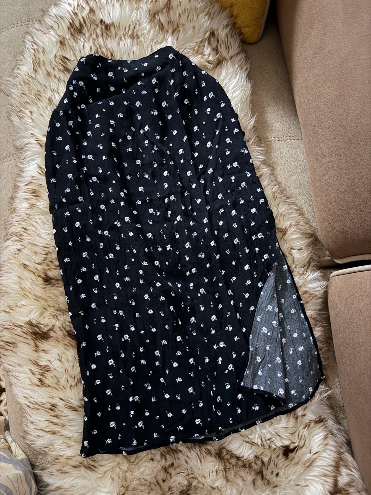 Jupe noir avec des fleurs blanches 