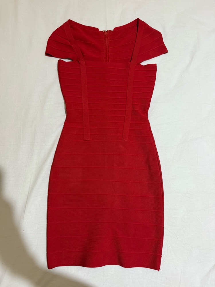 Robe rouge courte ajustée 