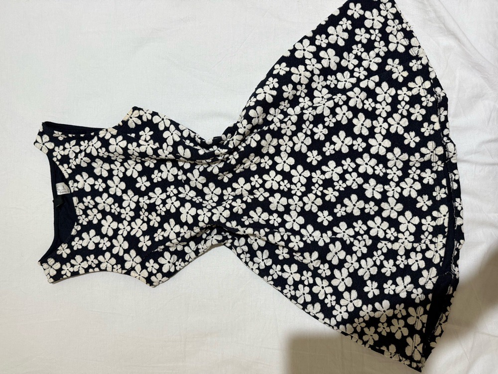 Robe courte bleu à fleurs blanches – Très coquette – Marque H&M