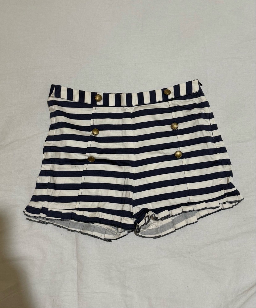 Short rayé bleu marine et blanc – Boutons dorés – Style marin