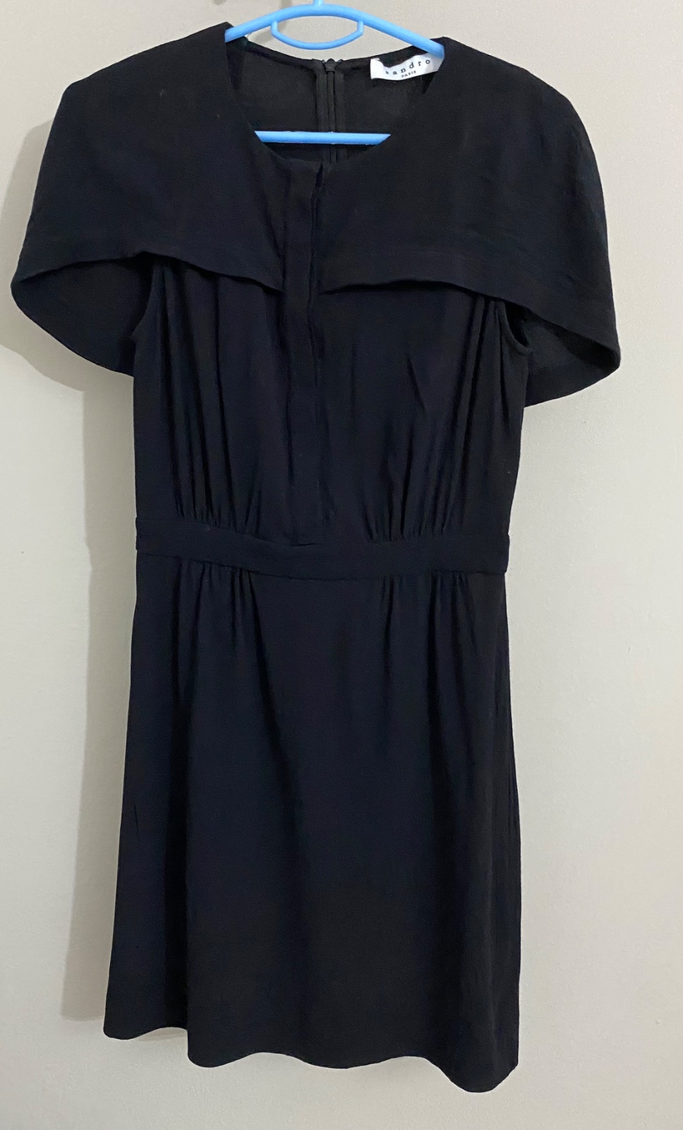 Robe sandro manches courtes effet cape T1