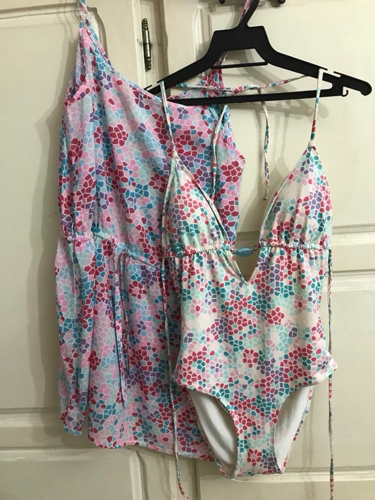 Mailot de bain avec sa robe de plage 