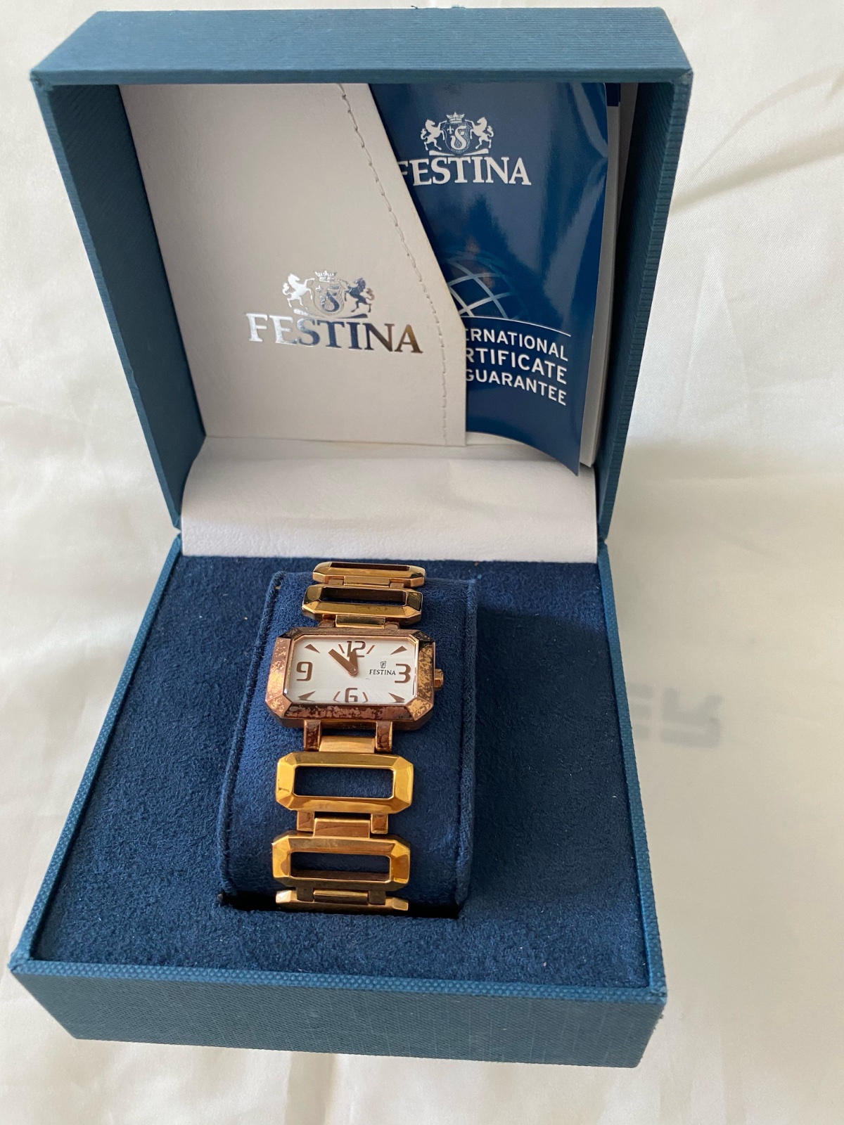 Montre Festina authenique avec son boitier dorigine 