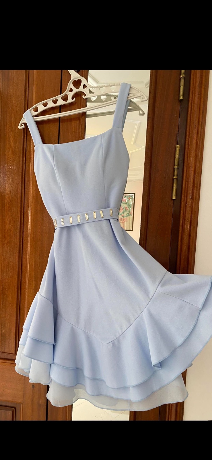 Robe courte bleu ciel élégante avec ceinture strass