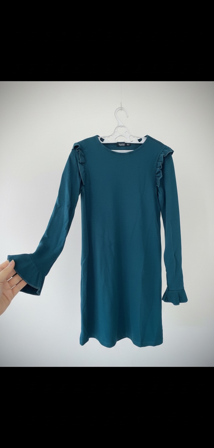 Robe courte bleu pétrole à manches longues avec volants