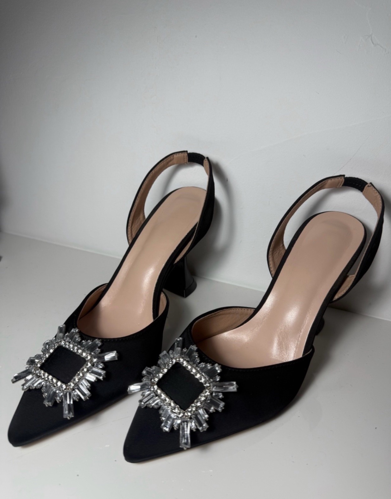 Escarpins satin noirs avec strass – Neufs – Pointure 37