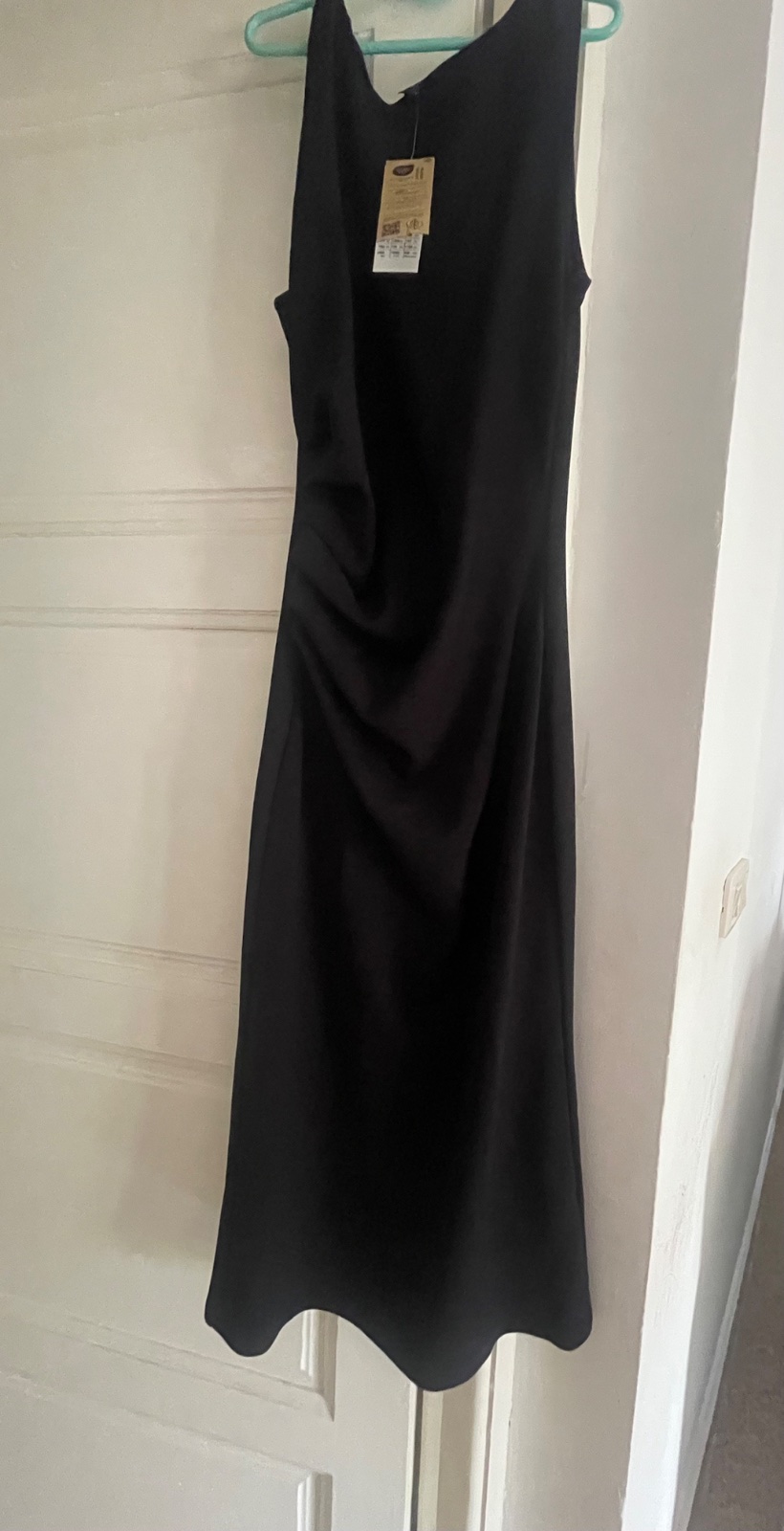 Robe noire avec effet drapé