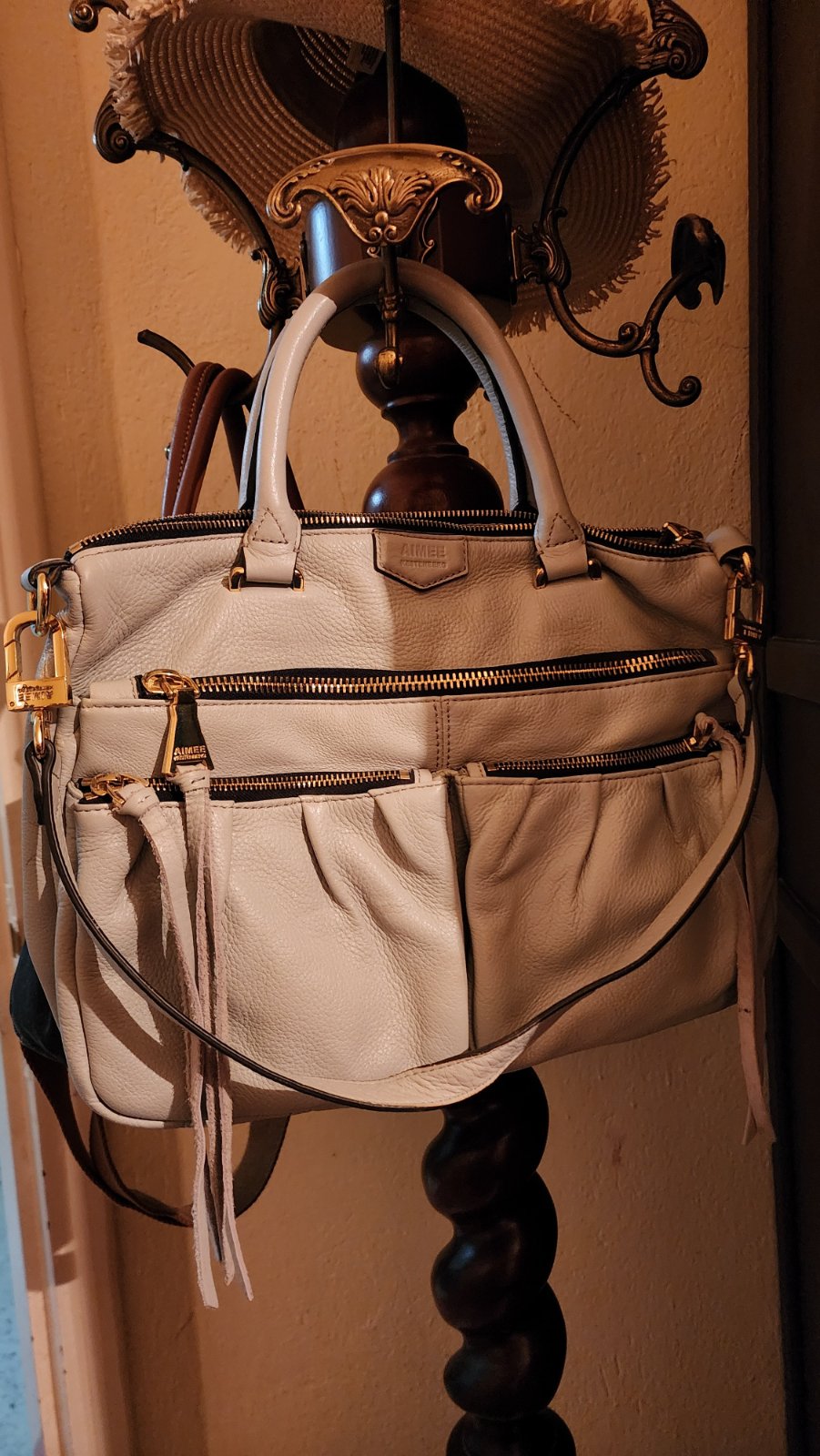 Sac à main avec bondolière vrai cuir marque aimée couleur gris pastel 