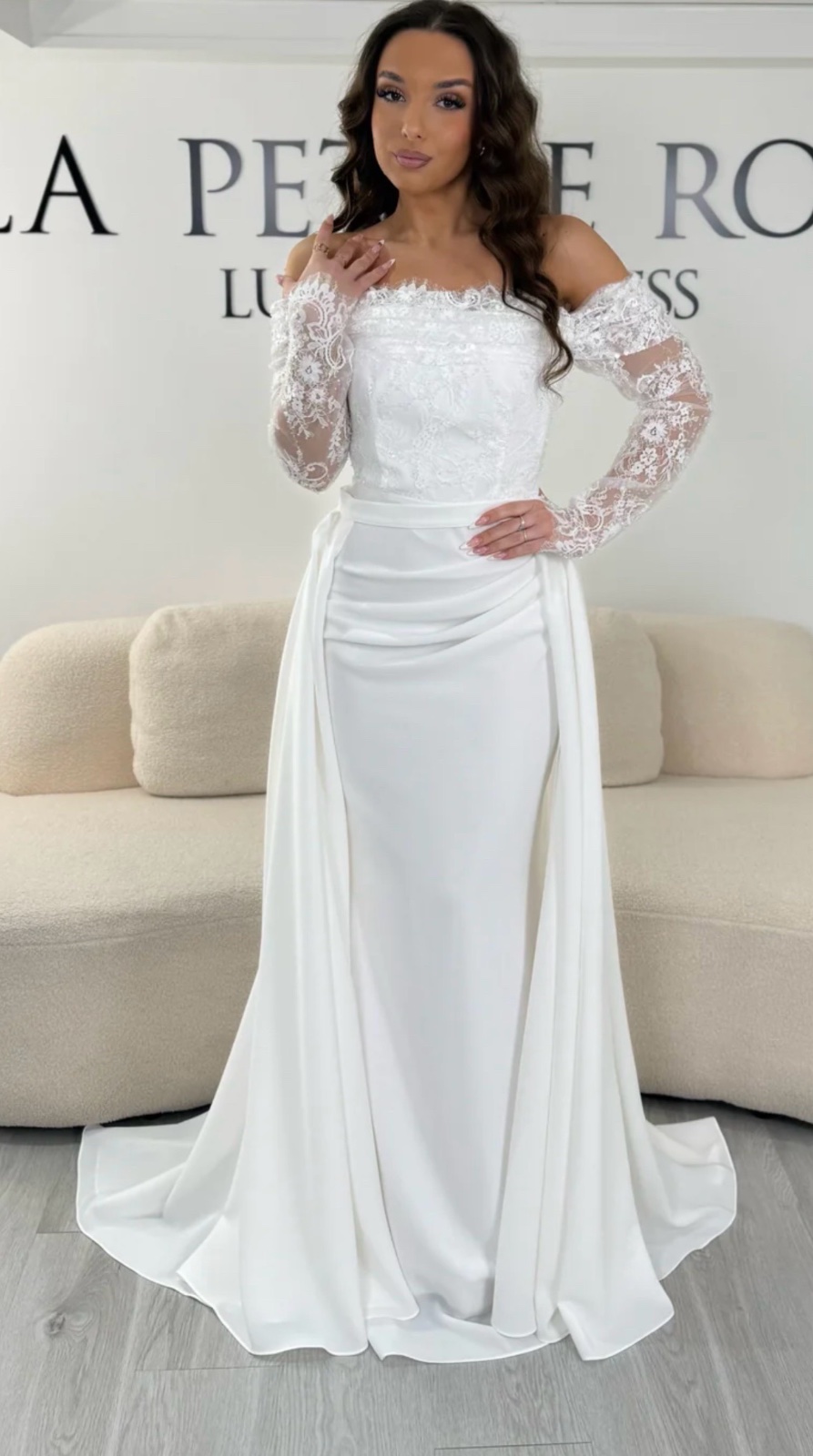 ROBE DE MARIÉE / FIANÇAILLES BLANCHE ÉLÉGANTE AVEC TRAÎNE AMOVIBLE