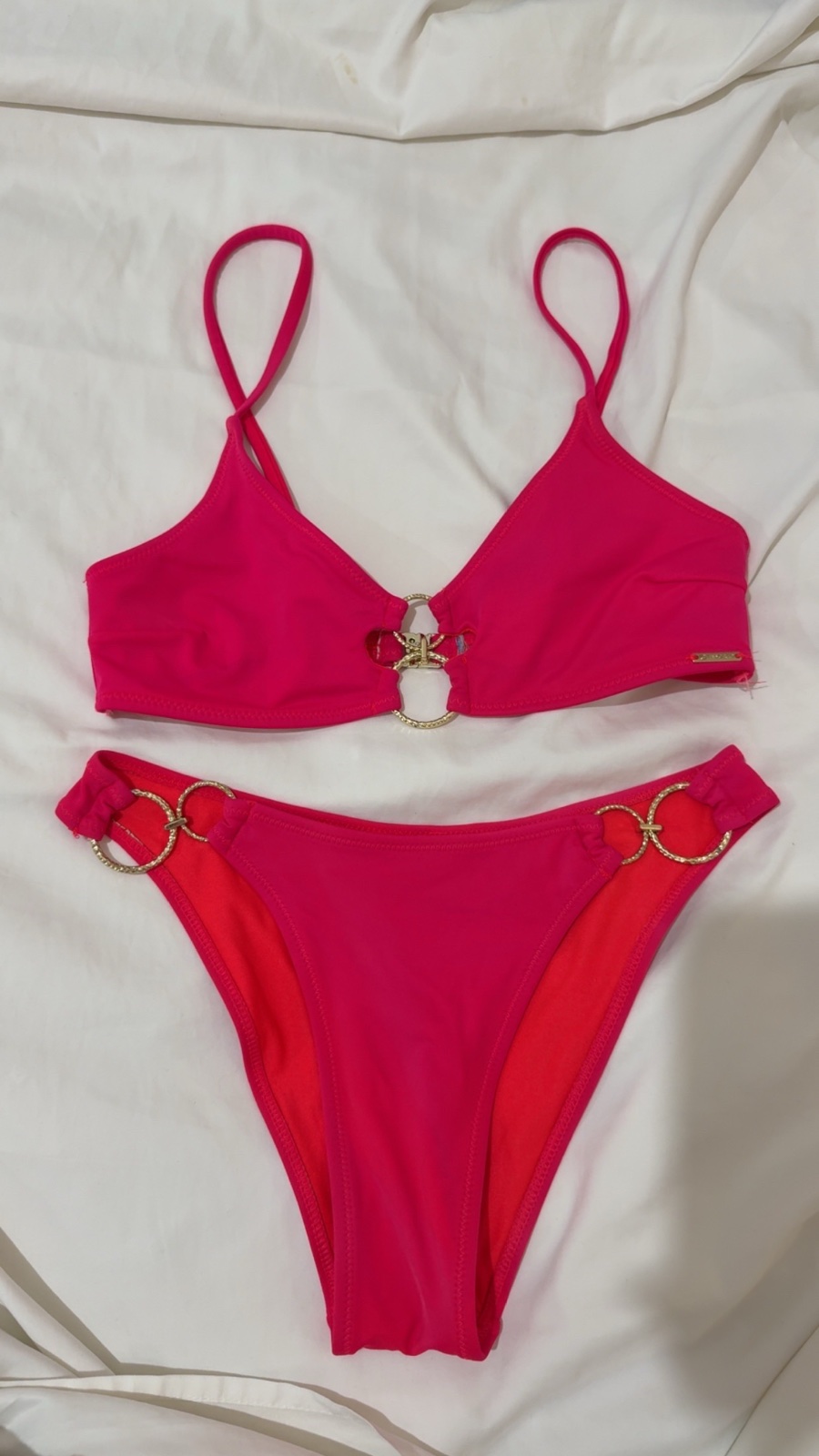 Bikini rose fuchsia avec détails dorés ✨