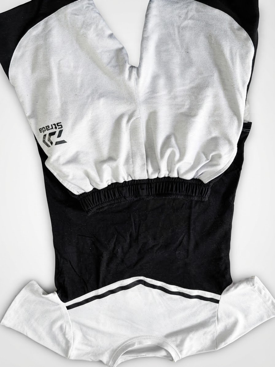 Tenue noir et blan short et pull pour ete