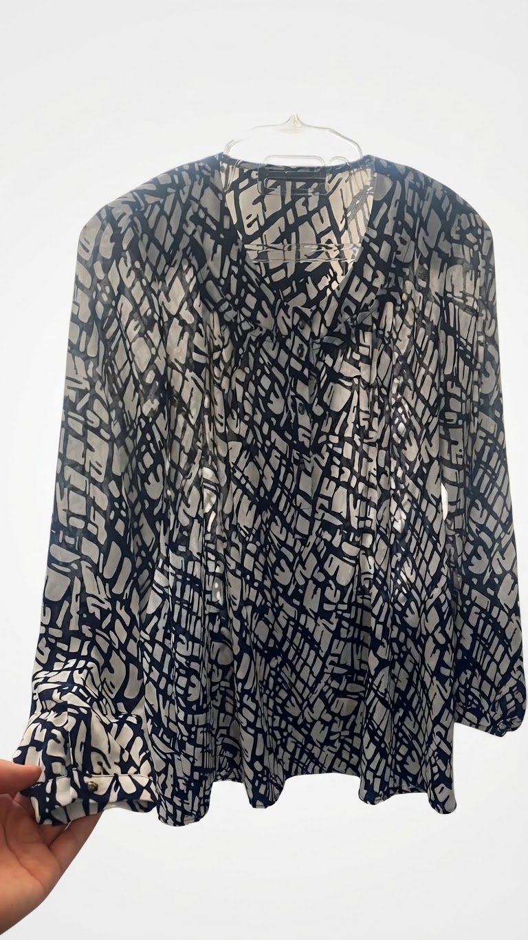Chemise fluide Zen – Motif graphique bleu marine & Blanc – Taille 40