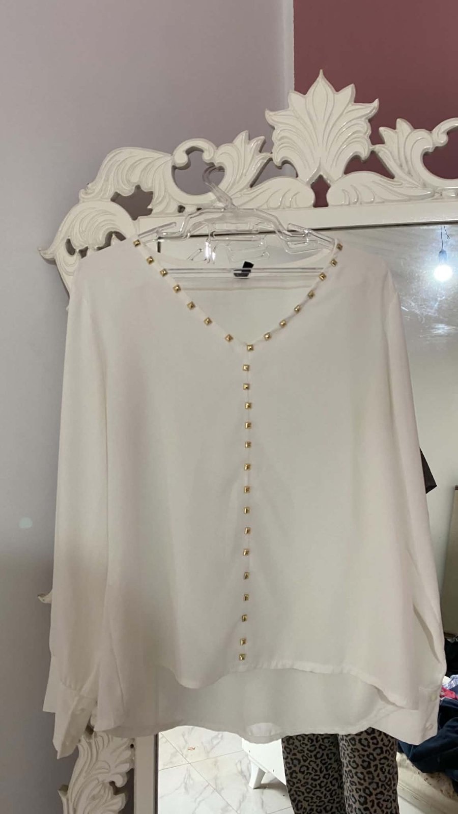 Chemise blanche col en V à strass dorés