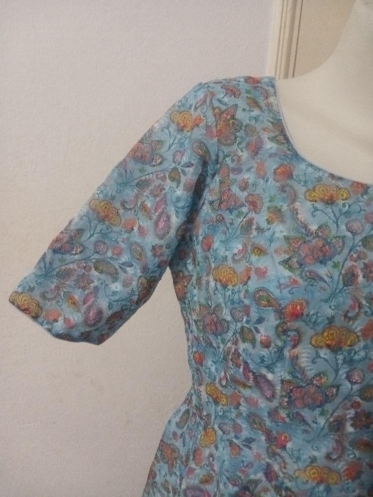 Sublime robe midi haute couture.  Portée une seule fois.  Taille 40/42.  👗 