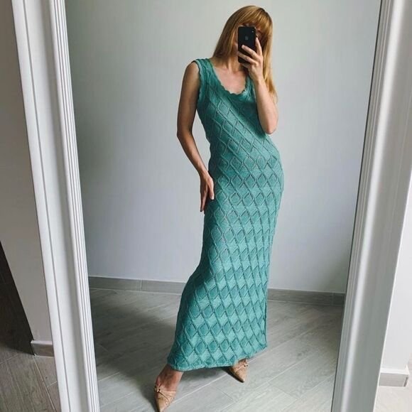 Robe en dentelle mi-mollet de chez Zara. Coupe près du corps et ourlet légèrement évasé. Bords ondulés en haut. Taille 38/M