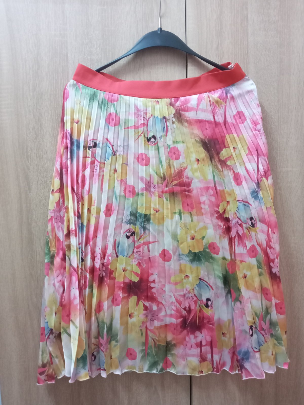 Jupe satinée plissée.  Taille 38/40