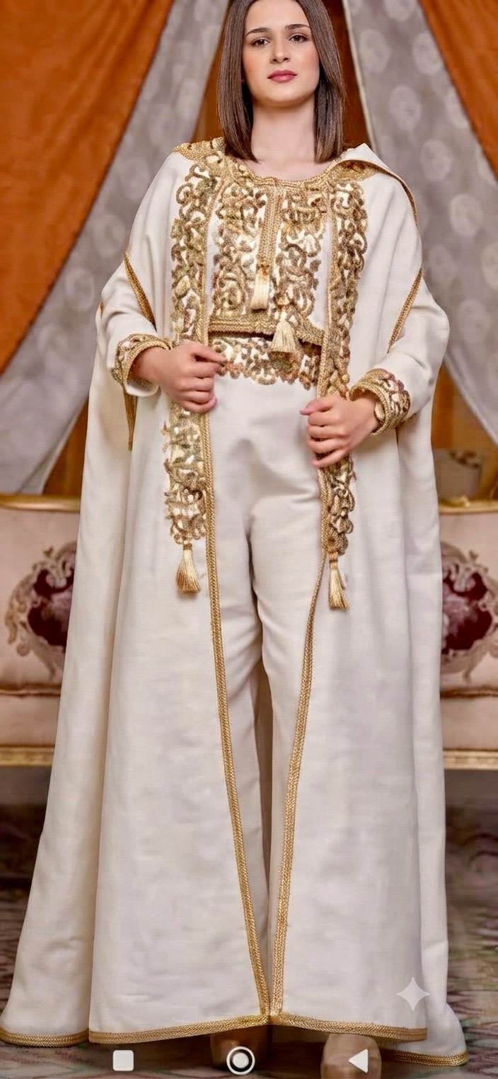 Habit traditionnel blanc cassé et doré