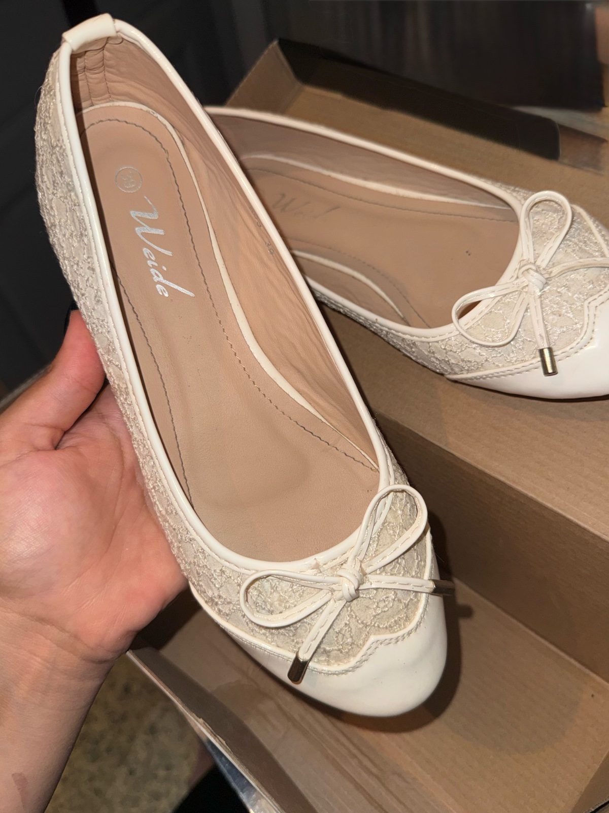 Ballerines en dentelle blanches élégantes portées une seule fois, en excellent état.