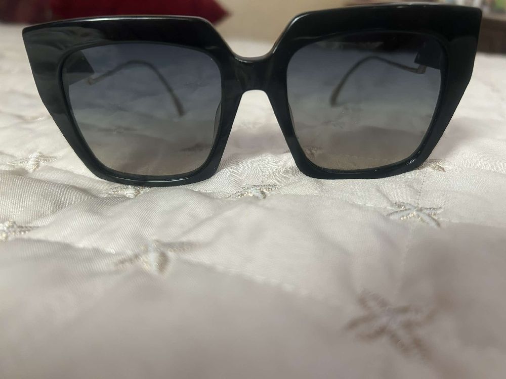 Jolie lunettes de soleil noire 