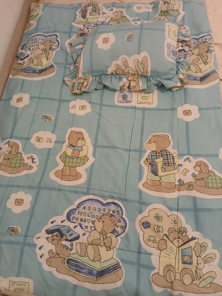 Jolie Couette pour lit  bébé avec oreiller et draps 
