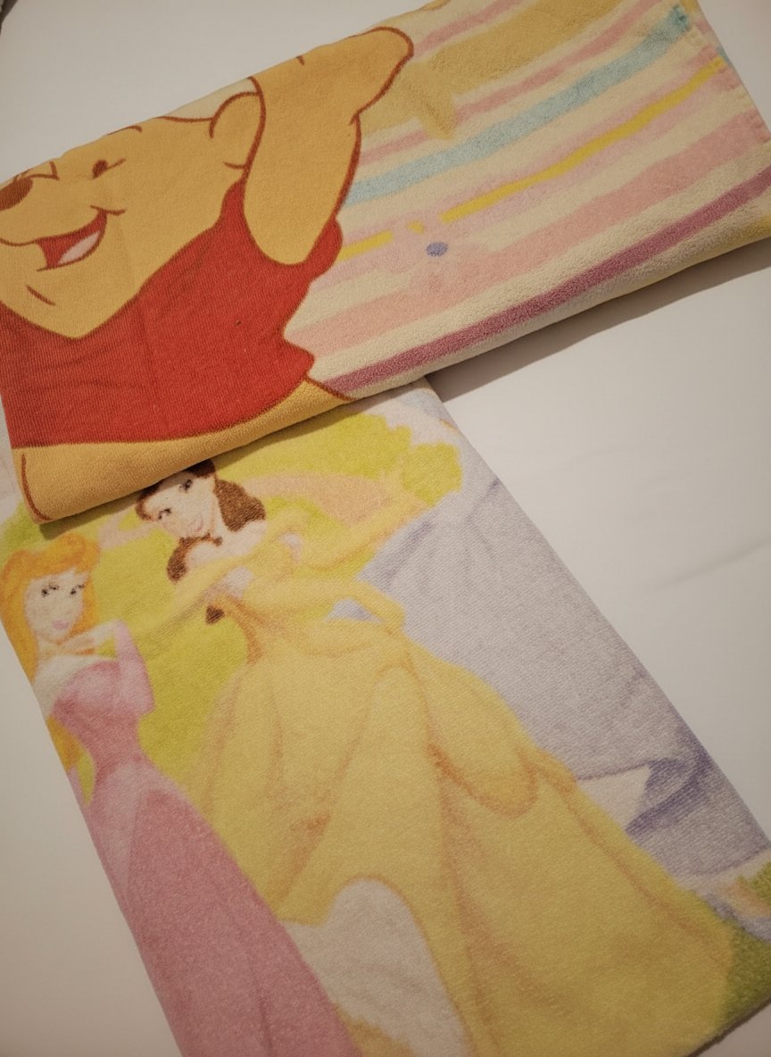 2 jolis  draps de plage Disney 