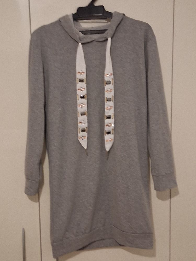 Joli pull avec capuche gris neuf
