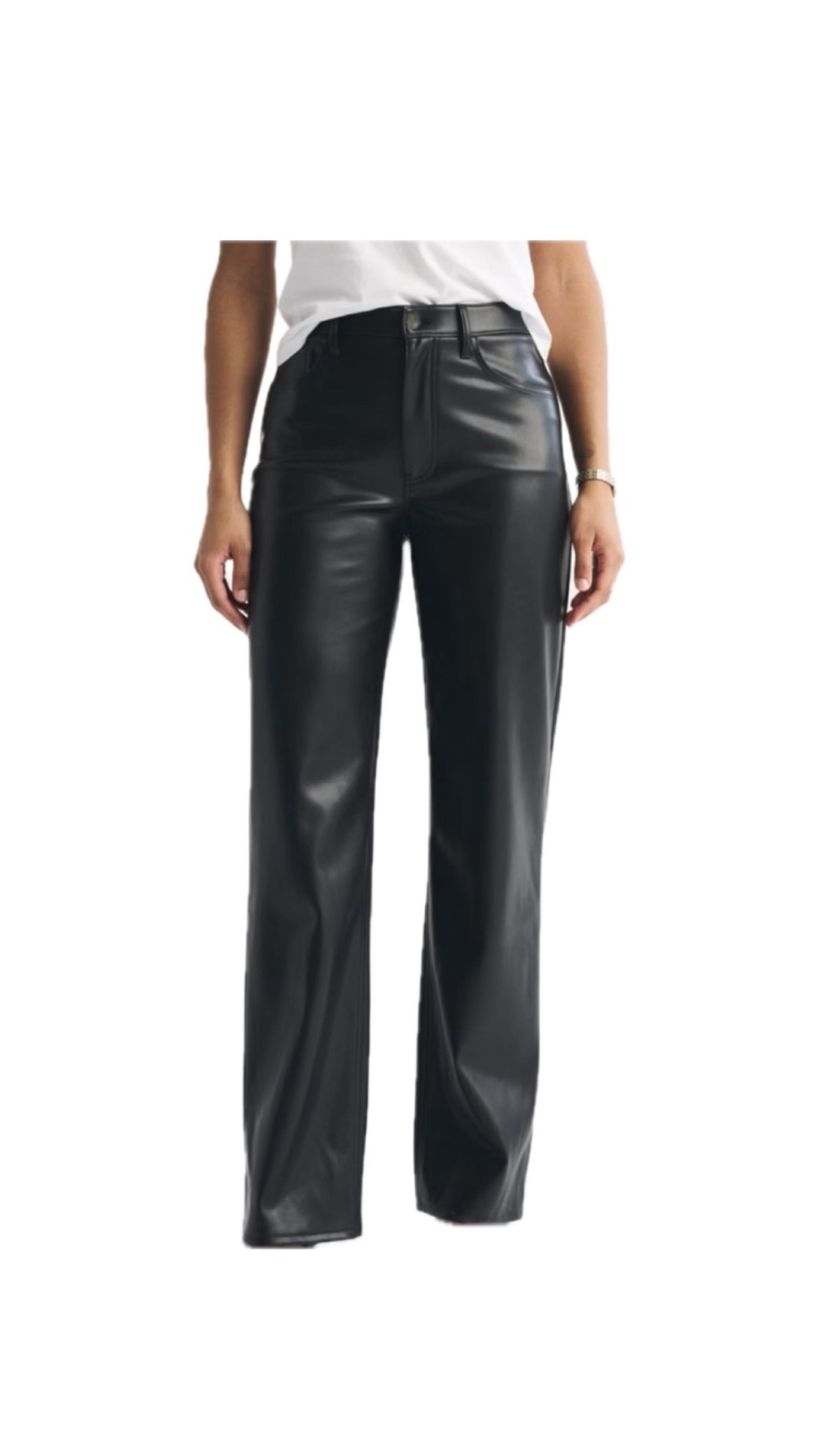 Pantalon noir en simili cuir, taille haute, coupe droite élégante.