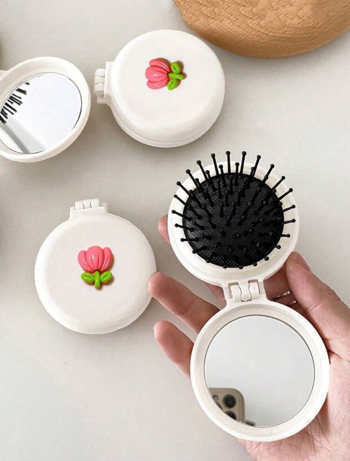 Mirroir avec brosse