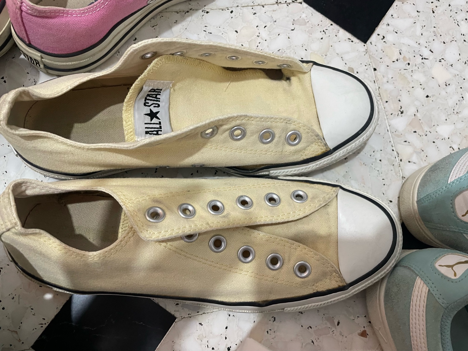 Converses jaunes