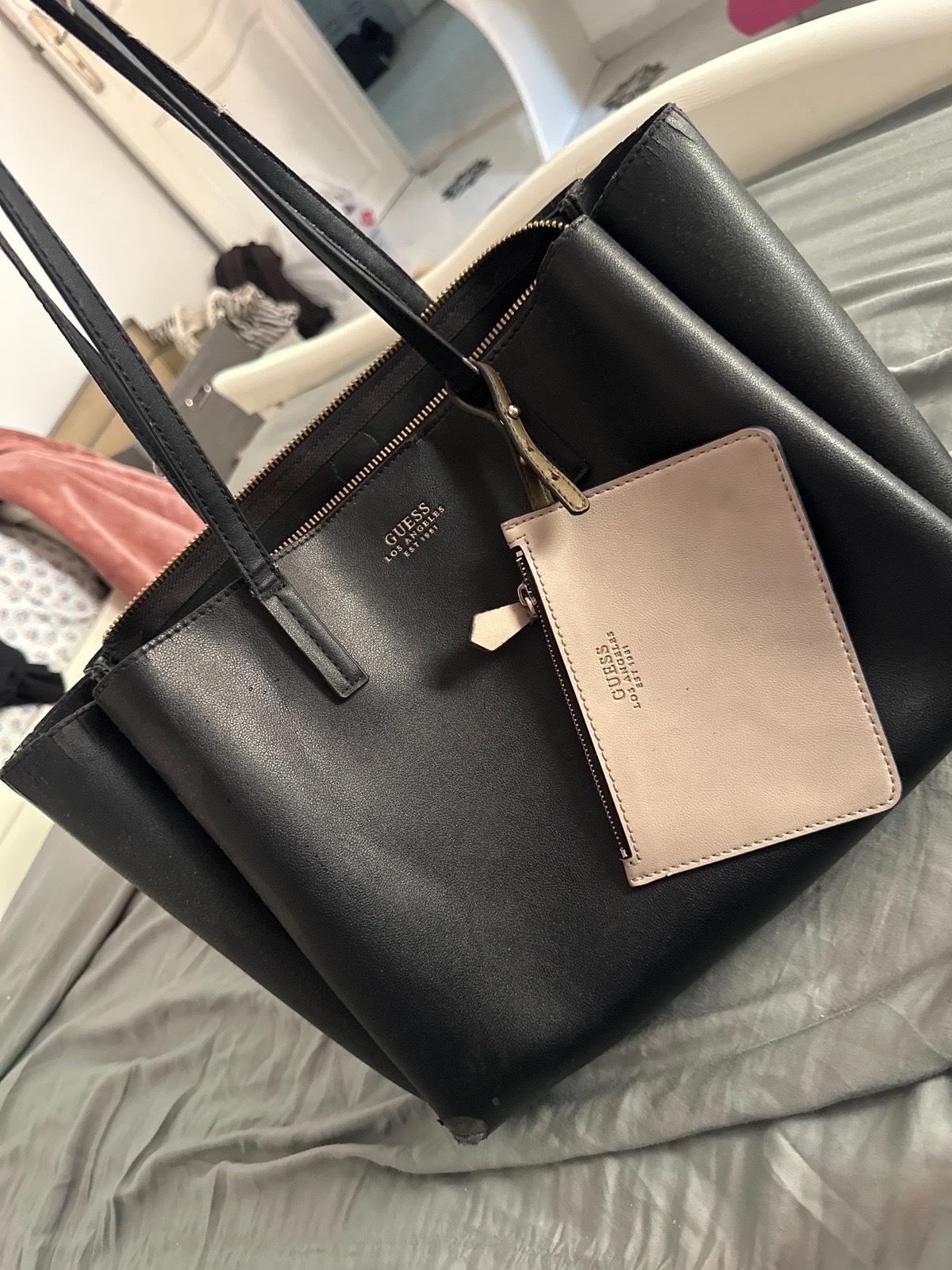 Sac a main GUESS authentic avec pauchette 