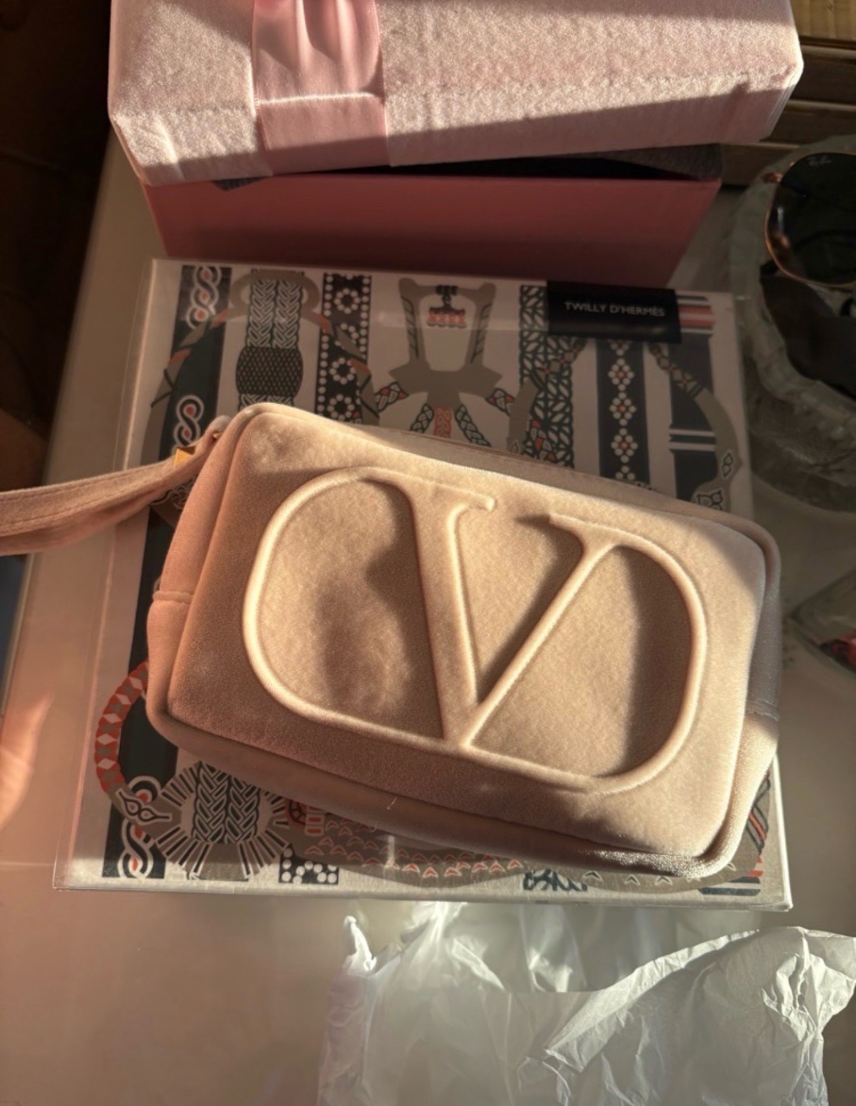 Petite pochette valentino en rose poudrée velour