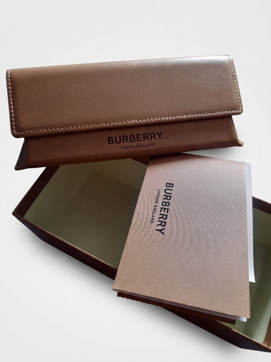 Boîte et étui à lunettes BURBERRY,  ÉTAT NEUF.