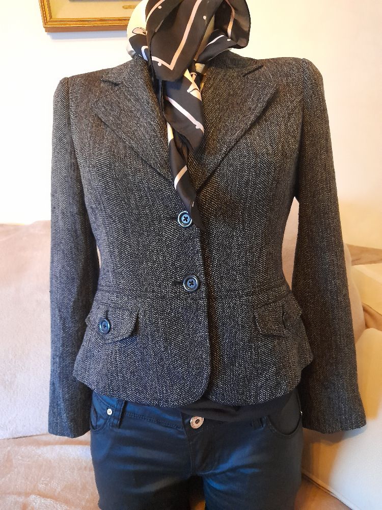 Blazer tweed tres BCBG.passe de 36d à 31d