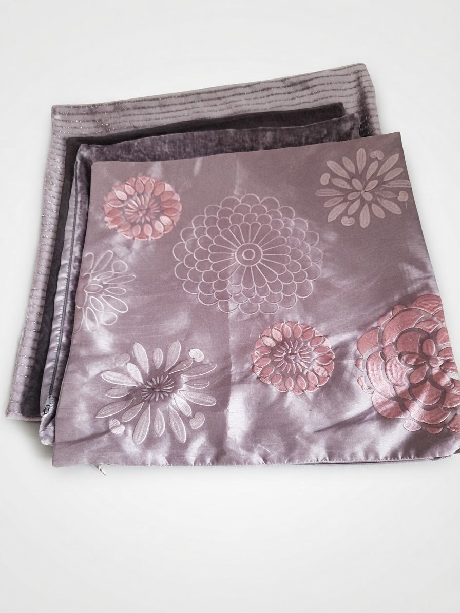 4 coussins camaïeux de gris.