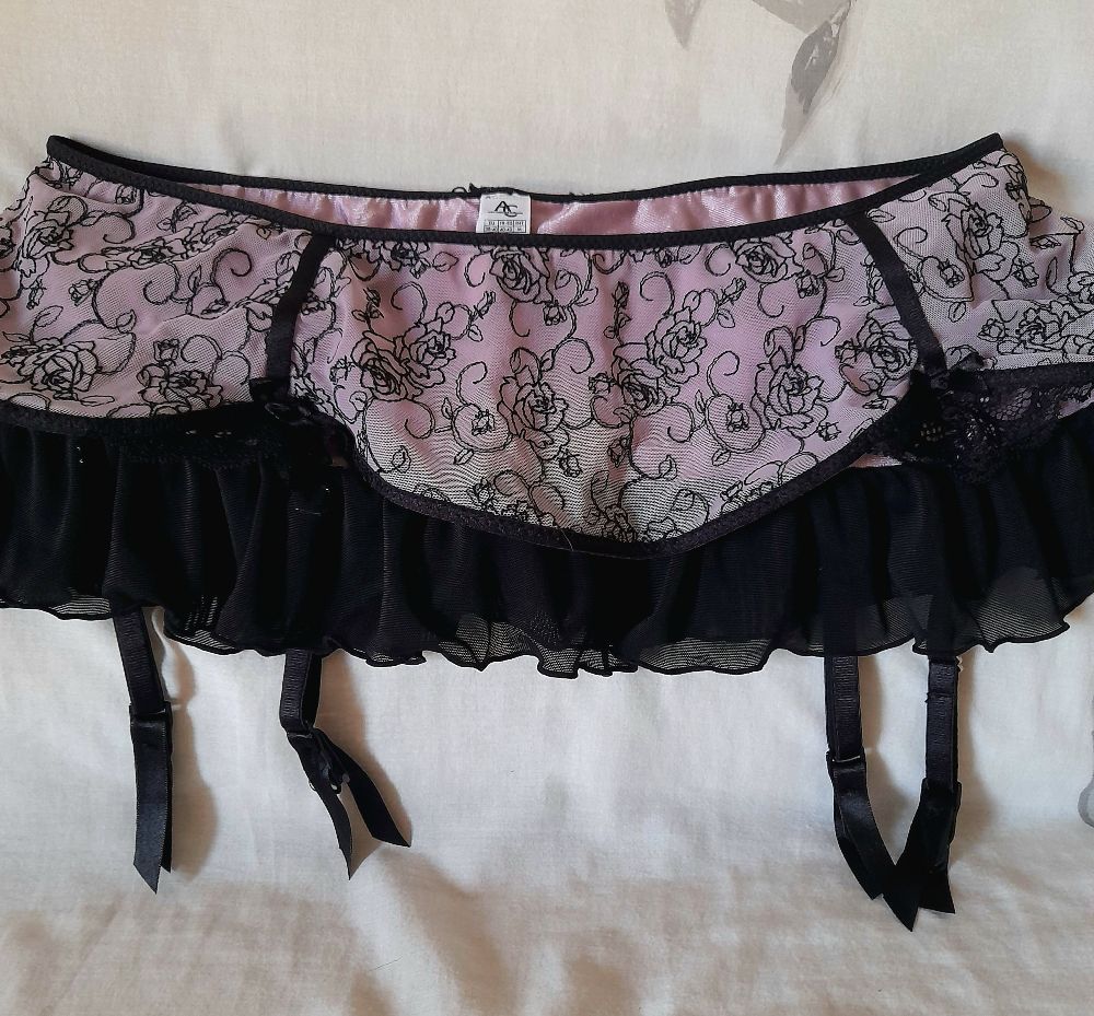Promooo,porte jarretelle en tulle couleur parme