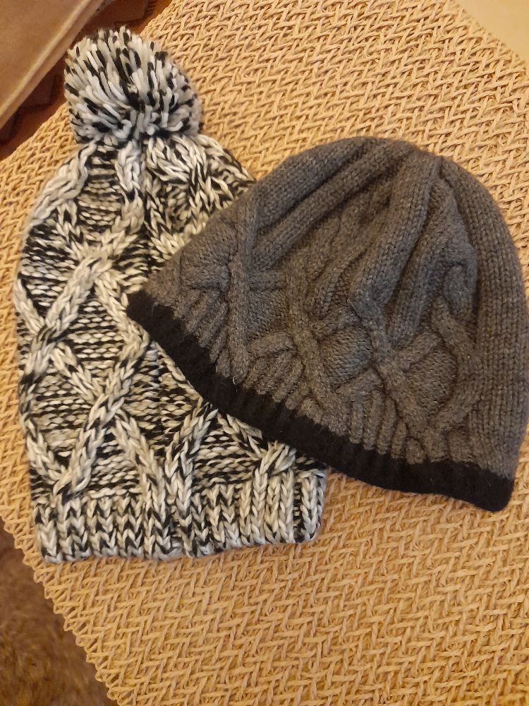 2 bonnets 4/5 ans même 6, état neufs