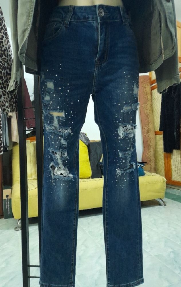 en promo. jean's hyper travaillé,  raccords guipure et strass 