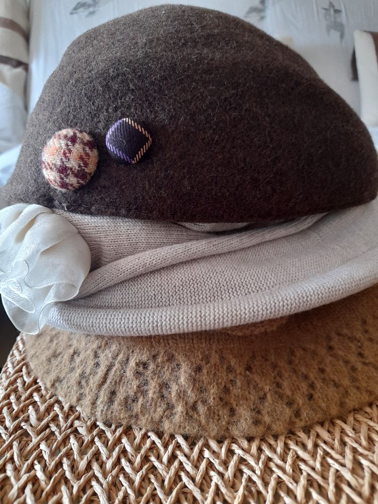lot de 3 chapeaux dont un béret marron