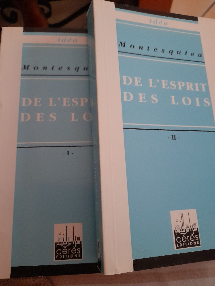 2 livres relatant l'histoire des peuples et des lois