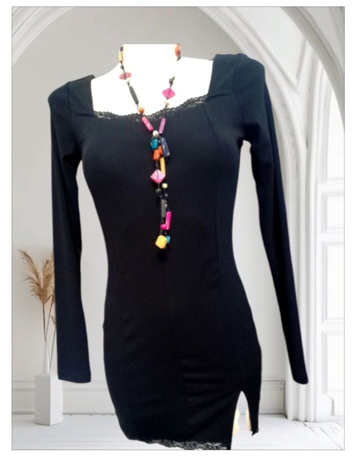 PROMO,robe noire,ajustée et details dentelle,  un passe partout de tres bonne composition. 
